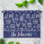 Linge De Cuisine Hiver Noël Constellation Motif Nom personnalisé<br><div class="desc">Ces jolies serviettes de Noël comprennent votre nom de famille personnalisé et un magnifique motif de constellation d'hiver original en bleu et blanc. Le motif étoilé a de nombreux symboles de vacances, du Père Noël aux flocons de neige, aux arbres, aux cerfs, aux cloches, aux bonzes, aux bonzes de neige,...</div>