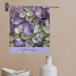 Linge De Cuisine Hydrangée violette et jaune Botanique Floral<br><div class="desc">De belles fleurs d'Hydrangea,  délicates et féminines,  violettes et blanches et crémeuses,  recouvrent cette serviette de cuisine botanique fleurie avec la photographie originale de JLW_Photography,  comme des fleurs fraîches directement d'un jardin de campagne. Personnalisez avec un Nom comme vous le souhaitez.</div>