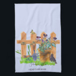 Linge De Cuisine Jardin d'aquarelle Scène de jardinage personnalisé<br><div class="desc">Serviette de cuisine personnalisée pour amoureux de les jardins. Aquarelle illustrant un jardin de campagne paisible avec clôture de piquets de piquetage et marmite plante de fleurs de pansons, pelouse d'herbe, oiseau noir, papillon et outils de jardinage. Le modèle de nom est configuré pour que vous puissiez ajouter votre nom...</div>