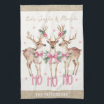 Linge De Cuisine Jingle et Mingle de rennes de Noël personnalisés<br><div class="desc">Christmas Reindeer Jingle & Mingle Festive Party Nom personnalisé Kitchen Towel présente des rennes festifs avec des arcs roses et des accents floraux avec le texte "Let's Jingle & Mingle" dans la typographie de script de calligraphie or moderne avec votre nom personnalisé. Un cadeau personnalisé parfait pour Noël et les...</div>
