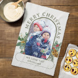 Linge De Cuisine Joyeux Noël photo Holly et Pine Personnalisé<br><div class="desc">Charmante serviette de cuisine photo de Noël pour votre décor maison de vacances ou cadeau photo de saison. Personnalisez-vous pour grand-mère ou customisez le libellé pour tout ce que vous voulez. Vos photos sont affichées en format portrait 16:9 et le modèle photo les affichera automatiquement en forme de pastille arrondie....</div>