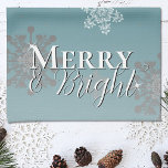 Linge De Cuisine Joyeux turquoise et Feux de neige brillants Noël<br><div class="desc">Ajoutez une touche de charme à votre cuisine en cette période de vacances avec une Serviette de cuisine de Noël Turquoise de Joyeux Snowflakes. Le design des serviettes de cuisine comprend des flocons de neige tombant avec l'accueil Merry and Bright dans une police moderne et une douce couverture blanche. Autres...</div>