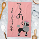 Linge De Cuisine Jupe de caniche rétro rose noir les années 50 pers<br><div class="desc">Cette jolie serviette de cuisine française est dérivée des jupes de caniche classiques des années 1950. Le mignon chien de caniche noir et gris a des pompons gris de fourrure avec des pois, un arc rose et une laisse de style pochoir noir. Tout repose sur un arrière - plan rose...</div>