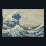 Linge De Cuisine La Grande Vague au large de Kanagawa<br><div class="desc">The Great Wave of Kanagawa American MoJo Kitchen Towel The Great Wave of Kanagawa, également connu sous le nom de The Great Wave ou tout simplement The Wave, est un bloc de bois imprimé par l'artiste japonais Katsushika Hokusai. Exemple de l'art ukiyo-e, il a été publié entre 1830 et 1833...</div>