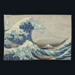 Linge De Cuisine La grande vague outre de Kanagawa<br><div class="desc">La grande vague outre de la serviette de cuisine de MoJo d'Américain de Kanagawa La grande vague outre de Kanagawa, également connu sous le nom de la grande vague ou simplement la vague, est une copie de bois de graveur par l'artiste japonais Katsushika Hokusai. Exemple d'art d'ukiyo-e, elle a été...</div>