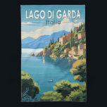 Linge De Cuisine Lago di Garda Italia Travel Art Vintage<br><div class="desc">Design vectoriel du lac de Garde. Le lac de Garde,  dans le nord de l'Italie,  est connu pour ses eaux cristallines. A l'extrémité sud,  la ville de Sirmione est dominée par la Rocca Scaligera,  une forteresse avec vue sur le port.</div>