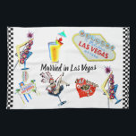 Linge De Cuisine Las Vegas épousant la jeune mariée ou le marié<br><div class="desc">Las Vegas épousant le souvenir pour la jeune mariée ou le marié.  Éléments de conception iconique de Las Vegas,  du Nevada comprenant le signe bienvenu célèbre et un rétro signe vintage de LS du centre Vegas.</div>