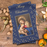 Linge De Cuisine Madonna & Enfant Décorations religieuses de Noël<br><div class="desc">Cette serviette de Noël traditionnelle, bleu nuit et or, décorative, présente une belle peinture de la Vierge à l'Enfant de l'artiste Giovannia Battista Salvi et comprend les mots "Joyeux Noël", que vous pouvez facilement changer en utilisant le modèle texte. Il serait parfait comme un cadeau à quelqu'un de la foi...</div>