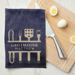 Linge De Cuisine Maître de grill outils de BBQ en cuir navy classiq<br><div class="desc">Maître de grill outils de BBQ en cuir navy classique serviette de cuisine,  Un cadeau parfait pour Papa/père,   grand-père,  beau-père,  mari,  fils...  etc.
Fête des pères ou anniversaire,  cadeaux de Noël,  vous pouvez personnaliser davantage si vous le souhaitez 

Pour des demandes de conception,  contactez-moi à twoteendesign@gmail.com</div>