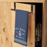 Linge De Cuisine Marine et Ancre blanche Nom personnalisé du bateau<br><div class="desc">Customisez votre galerie de bateau avec cette mignonne serviette de cuisine personnalisée portant votre nom de bateau,  le registre du navire et l'année établie en blanc accentuée avec une illustration d'ancre sur un arrière - plan bleu marine classique.</div>