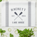 Linge De Cuisine Marine & White Oars Rustiques Personnalisé Lake Ho<br><div class="desc">Customisez votre cuisine lake house avec cette serviette personnalisée mignonne portant votre nom de famille ou votre nom de maison et l'année établie en lettres bleu marine riche accentuée avec une paire d'avirons.</div>