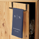 Linge De Cuisine Minimal et chic | Monogramme de la marine Date de<br><div class="desc">Cette serviette de cuisine moderne et élégante présente un design simple en texte bleu marine et blanc qui dégage un style minimaliste. Ajoutez vos initiales ou votre monogramme, ainsi que votre nom de famille et votre date d'établissement. Le cadeau parfait pour les jeunes mariés ou un couple qui déménagent dans...</div>