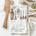 Linge De Cuisine Mistletoe minimaliste Noël personnalisé<br><div class="desc">Ajoutez une touche d'élégance minimaliste à votre cuisine en cette période de vacances avec cette serviette de cuisine personnalisée de Noël. Doté d'un bracelet et d'ustensiles suspendus dans un style simple et rustique, cette serviette est parfaite pour ceux qui apprécient la décoration de vacances sobre. Personnalisez-le avec votre nom pour...</div>