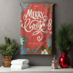 Linge De Cuisine Moderne Bold Floral Joyeux Noël<br><div class="desc">Cette belle serviette de cuisine de Noël présente des éléments floraux dessinés à la main dans différentes nuances de vert, menthe, turquoise, blanc cassé. On y trouve du pin, des fleurs, des sprigs, des feuilles, des baies ainsi que des lettres modernes en blanc cassé, lisant "Joyeux Noël". La couleur arrière...</div>