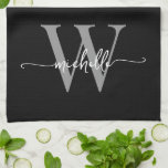 Linge De Cuisine Moderne écriture personnalisée monogramme gris noi<br><div class="desc">Torse de cuisine personnalisé élégant moderne féminin noir et gris avec monogramme initial nom signature script. Ce design présente votre prénom dans une jolie typographie style lettre manuscrite avec fioritures (ou calligraphie) avec monogramme initial en gris et blanc sur fond noir. Ceux-ci sont faciles à personnaliser. Cadeau de pendaison de...</div>