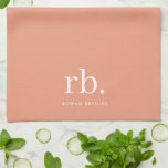 Linge De Cuisine Monogramme Corail Pêche Élégante Feminine Minimali<br><div class="desc">Un design minimaliste monogramme avec de grandes initiales typographiques dans une police classique avec votre nom ci-dessous sur un arrière - plan de pêche au corail féminin. Le cadeau ou accessoire parfaitement personnalisé !</div>