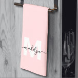 Linge De Cuisine Monogramme de couleur rose fardé<br><div class="desc">Serviette de cuisine personnalisée avec monogramme et initiale en rose pâle. Ajoutez une touche d'élégance à votre cuisine avec cette serviette monogrammée chic. Conçue pour un style plié en trois, elle présente un fond rose doux, une initiale blanche en gras et un nom en écriture cursive noire fluide, offrant un...</div>