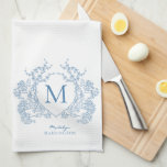 Linge De Cuisine Monogramme de crête Florale Bleu Français Classiqu<br><div class="desc">Français classique Bleu Floral Crest Monogramme serviette de cuisine</div>