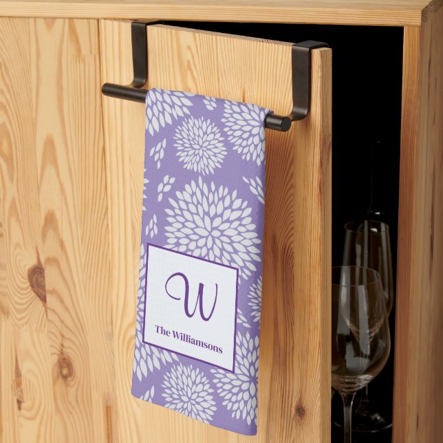 Linge De Cuisine Monogramme de motif de fleurs à main violet (Pliage en tiers)