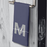 Linge De Cuisine Monogramme de nom bleu marine<br><div class="desc">Serviette de cuisine personnalisée avec monogramme personnalisé Navy White Initial Name. Ajoutez une touche d'élégance à votre cuisine avec cette serviette monogrammée élégante. Conçue pour être pliée en trois, elle présente une initiale grise en gras et un nom en écriture cursive blanche, le tout sur un fond bleu marine pour...</div>