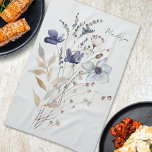 Linge De Cuisine Monogramme Elegant Aquarelle Fleur sauvage bleu<br><div class="desc">Éclaircissez votre cuisine avec cette serviette de fleur sauvage bleu monogrammée! Son design floral élégant sur le noir avec des détails aquarelle ajoute une touche chic et jolie.</div>