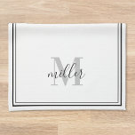 Linge De Cuisine Monogramme moderne de la famille des cadres noirs<br><div class="desc">Serviette de cuisine noire moderne personnalisée avec monogramme de nom de famille personnalisé dans la calligraphie à la main moderne.</div>