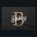 Linge De Cuisine Monogramme moderne élégant Nom Black Gold Script<br><div class="desc">Le Monogramme moderne élégant Nom Black Gold Script Kitchen Towel est un accessoire chic et fonctionnel pour toute cuisine. Il dispose d'un élégant arrière - plan noir avec un élégant script doré, personnalisable avec un monogramme et un nom, offrant une touche personnelle. Fabriquée en tissu absorbant de haute qualité, cette...</div>
