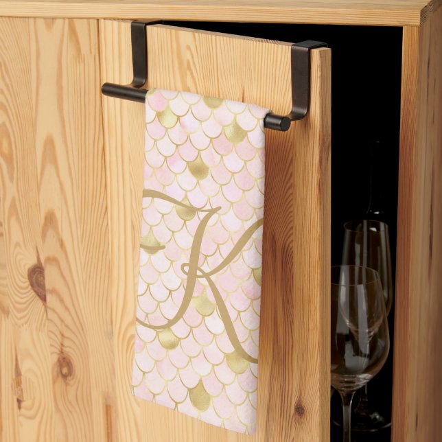 Linge De Cuisine Monogramme Script Rose Pâle Écailles de Sirène Or  (Pliage en tiers)