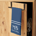 Linge De Cuisine Monogramme Typographie décorative | bleu marine<br><div class="desc">Une serviette de cuisine moderne et élégante conçue avec deux bordures blanches,  un monogramme de typographie décorative et une police serif classique. Parfait pour un usage personnel,  un cadeau à Maman,  tante,  chef ou ami boulanger,  ou des articles de merchandises pour les affaires.</div>