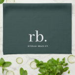 Linge De Cuisine Monogramme vert foncé élégant minimaliste moderne<br><div class="desc">Un monogramme minimaliste avec de grandes initiales typographiques dans une police classique avec votre nom ci-dessous sur un arrière - plan vert foncé. Le cadeau ou accessoire parfaitement personnalisé !</div>