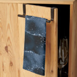 Linge De Cuisine Moody Agate | Marine Denim Steel Blue Faux Parties<br><div class="desc">90s grunge inspiré sombre, sophistiqué aquarelle marbré pierre d'agate dans un ton de bijou moody profond avec faux feuille métallique et veines de parties scintillant dans un riche, dramatique avec tourbillons fluides abstraits et veines de parties scintillant. De la collection "Till Death Do Us Part", ce magnifique dégradé peint à...</div>