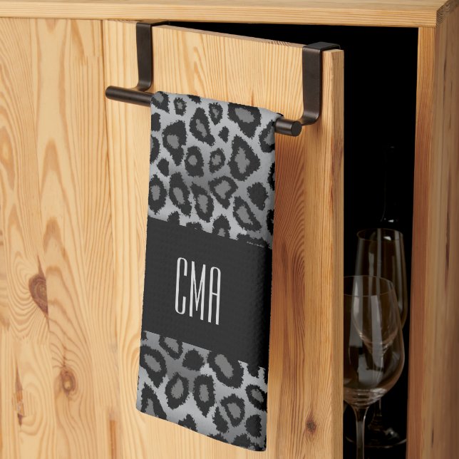 Linge De Cuisine Motif animal léopard gris exotique | Monogramme (Pliage en tiers)