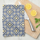 Linge De Cuisine Motif de carreaux de marine et jaune espagnol<br><div class="desc">Nos serviettes de motif en tuiles espagnoles sont un bel ajout à votre style méditerranéen, bleu et blanc, ou cuisine maison de plage. Inspiré par les azulejos traditionnels d'Espagne et du Portugal, ce design à motifs complexes présente un design géométrique en bleu marine côtier, jaune doré ensoleillé et blanc immaculé....</div>