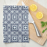 Linge De Cuisine Motif de carreaux espagnols marine et blanc<br><div class="desc">Nos serviettes de motif en tuiles espagnoles sont un bel ajout à votre style méditerranéen,  bleu et blanc,  ou cuisine maison de plage. Inspiré par les azulejos traditionnels d'Espagne et du Portugal,  ce design aux motifs complexes présente un design géométrique en bleu marine côtier,  bleu ciel et blanc.</div>