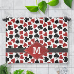 Linge De Cuisine Motif de maillot de casino de poker Monogramme<br><div class="desc">Cette serviette de cuisine cool inspirée du poker a un motif arrière - plan en costumes de cartes à jouer (pique, trèfle, coeur, diamants). Un graphisme ruban noir traverse les deux bords, avec un diamant rouge où vous pouvez ajouter votre premier en blanc (changer le modèle et il changera sur...</div>