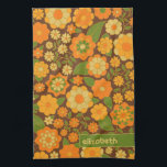 Linge De Cuisine Motif Floral Retro tendance Bloc de nom personnali<br><div class="desc">Un design floral et audacieux aux tons colorés d'or, d'orange et de vert avec un bloc de couleur amusant pour ajouter votre nom ou n'importe quel texte. La folle motif aux fleurs a une variété de couleurs. Vous pouvez ajouter un nom, un monogramme ou un autre texte personnalisé. Si vous...</div>