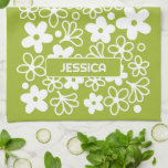 Linge De Cuisine Motif fou de marguerite en vert printemps avec nom<br><div class="desc">Un motif vintage en vert printemps avec une place pour un nom ou un autre texte. Le design fou de la marguerite a un motif floral super. Un look minimal dans des couleurs subtiles avec une simple police sans serif pour un monogramme.</div>