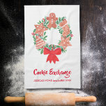 Linge De Cuisine Noël Cookie Exchange Party<br><div class="desc">Cette serviette de cuisine mignonne et charmante sera parfaite pour votre soirée Cookie Exchange. Il est imprimé avec une aquarelle décorative d'une couronne festive de biscuits de Noël. Donne-le comme une faveur du parti. Customisez cette serviette de cuisine avec votre nom et votre année. Amusez-vous en vacances ! Aquarelle originale...</div>