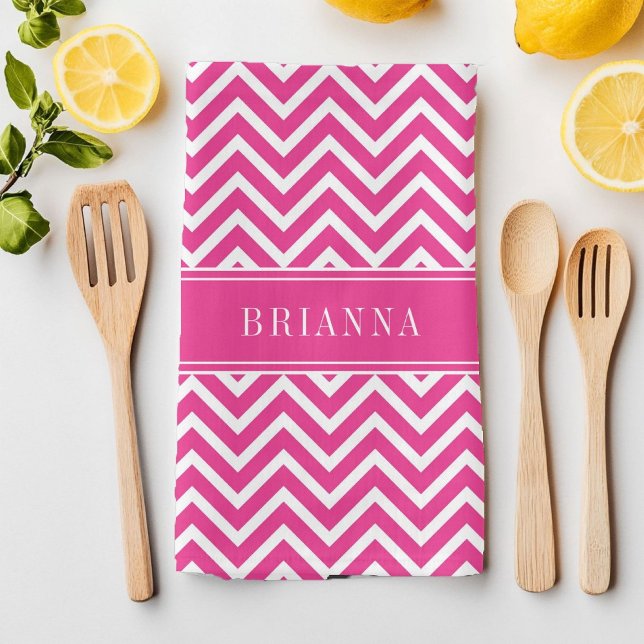 Linge De Cuisine Nom de bandes de Chevron rose moderne (Modern Pink Chevron Stripes Name Kitchen Towel)