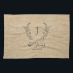 Linge De Cuisine Nom de famille monogramme rustique élégant personn<br><div class="desc">Nom de famille monogrammed de laurier personnalisé et année établie élégante rustique style rustique de ferme ocre beige burlap serviette de cuisine modèle.        Un cadeau de conservation moderne ou un décor de cuisine pour mariages,  anniversaires,  ménagères,  Thanksgiving,  Noël ou toute autre occasion.</div>