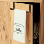 Linge De Cuisine Nom de famille personnalisé Christmas Tree Farm Re<br><div class="desc">Ajoutez un air festif à votre cuisine avec cette serviette de séjour personnalisée ! Doté de votre nom de famille et d'un design rétro de ferme de sapins de Noël en vert sage,  il est parfait pour la cuisine de vacances et l'aménagement de votre espace.</div>