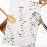Linge De Cuisine Nom de famille personnalisé de Noël<br><div class="desc">Découvrez notre serviette de cuisine de nom de famille - le mélange parfait du charme de Noël de la jolie ferme et du style rustique branché. Cette serviette de garde présente des couleurs vives et audacieuses de rouge, bleu, vert et jaune avec des lampes à cordes festives pour une touche...</div>