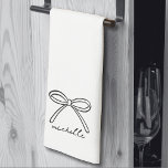 Linge De Cuisine Nom de la patte dessinée minimaliste<br><div class="desc">Nom simple Monogramme minimaliste Serviette de cuisine. Ajoutez une touche élégante et fonctionnelle à votre cuisine avec cette adorable serviette triple, parfaite pour un usage quotidien ou pour des occasions spéciales. Le design comporte un arc à trait unique centré sur le bas lorsqu'il est plié, avec un nom personnalisé en...</div>