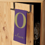 Linge De Cuisine Nom Du Script Monogramme Personnalisé Purple Et Or<br><div class="desc">Ce monogramme élégant et le design élégant de nom de script peuvent être donnés comme un cadeau pour un anniversaire, la fête des mères ou toute occasion. Il peut être personnalisé avec l'initiale et le nom de la personne. Vous pouvez modifier la police, la couleur de police, la taille de...</div>