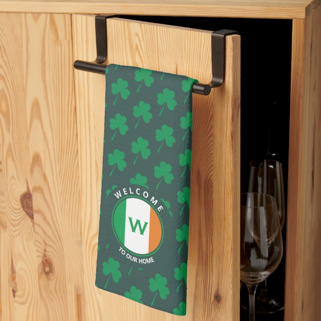 Linge De Cuisine Nom moderne Monogram Irish Flag Shamrock (Pliage en tiers)