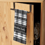 Linge De Cuisine Nom monogramme de platine de buffle noir et blanc<br><div class="desc">Motif de plaid de buffle noir et blanc rustique,  serviette de cuisine personnelle Vous pouvez la personnaliser et ajouter votre nom.</div>