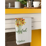 Linge De Cuisine Nom, Papier d'automne Fleurs blanches, reconnaissa<br><div class="desc">Le papier d'automne a recouvert de fleurs par moi avec un message "reconnaissant" et personnalisé avec le nom décore cette serviette de cuisine unique. L'arrière - plan est de couleur platine. La pièce en papier recouverte est d'environ 5 po de haut et 3, 5 po de large. Même avec l’agrandissement...</div>