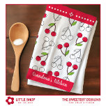 Linge De Cuisine Nom vintage personnalisable de cerise<br><div class="desc">Ajoutez une touche de charme à votre cuisine avec cette serviette à thé personnalisable qui comprend un motif vintage en cerise sur un arrière - plan blanc immaculé, accentué de rideaux rouges vibrants, des touches de vert et de noir, et un texte personnalisable qui dit, "La cuisine de grand-mère". Cette...</div>