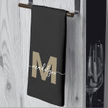 Linge De Cuisine Or Élégant Monogramme De Lettre De Style Moderne<br><div class="desc">Créez votre propre serviette de cuisine élégante noire et or avec monogramme personnalisé. Ajoutez une touche de glamour à votre cuisine avec cette serviette monogrammée sophistiquée. Conçue pour être pliée en trois, elle présente une initiale dorée plate et audacieuse (sans finition scintillante ou métallique) et un nom en écriture cursive...</div>