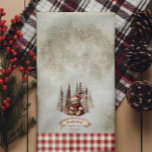 Linge De Cuisine Ours des bois Noël arrive bientôt attendre<br><div class="desc">Joli petit ours de vacances dans un costume père Noël, "Christmas Is Coming and We Can Bearly Wait" script design de vacances avec un texte bleu foncé et marron moche. Le design présente un bébé ours doux niché avec ses cadeaux de Noël soutenus par une forêt de mocha et de...</div>